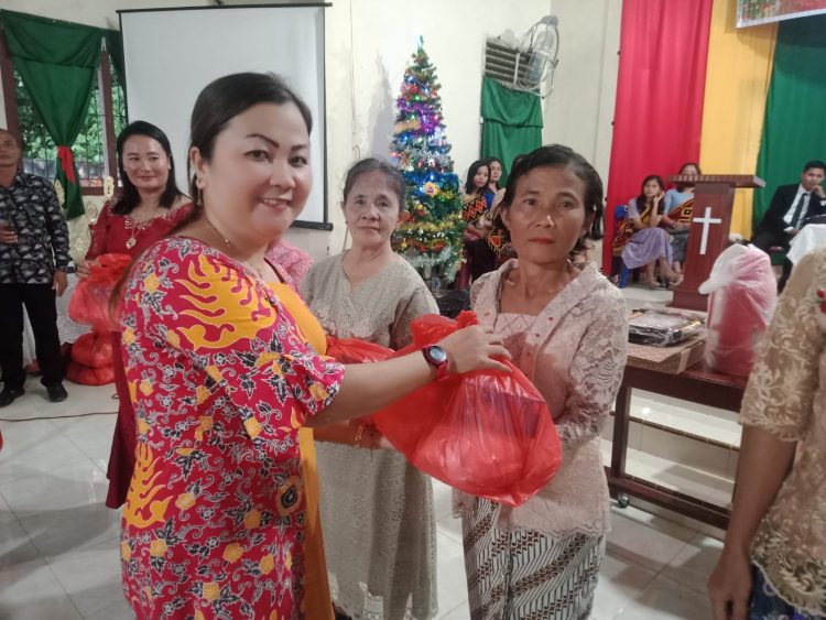 Hadiri Perayaan Natal Gereja AMIN Wilayah VI, Dewia Zebua Berikan Tali Asih Kepada Janda