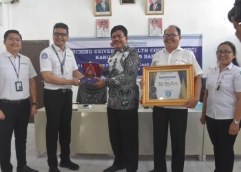 Bupati Nias Barat Terima Penghargaan Universal Health Coverage Dari BPJS