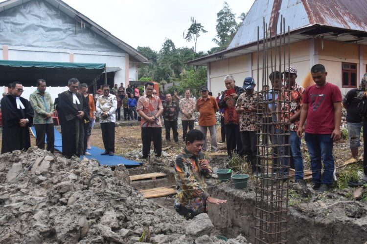 Bupati Nias Barat Hadiri Syukuran Tahun Baru Dan Peletakan Batu Pertama Mess Gereja ONKP