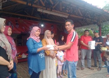 PERINGATI HUT IBU MEGAWATI SOEKARNO PUTRI KE 76TH,PDI-PERJUANGAN KABUPATEN BEKASI BERBAGI MAKANAN SEHAT UNTUK IBU HAMIL DAN BALITA