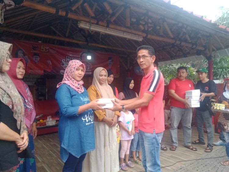 PERINGATI HUT IBU MEGAWATI SOEKARNO PUTRI KE 76TH,PDI-PERJUANGAN KABUPATEN BEKASI BERBAGI MAKANAN SEHAT UNTUK IBU HAMIL DAN BALITA