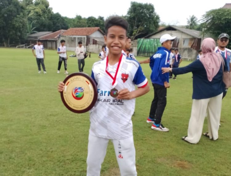 Angkat Trophy Terakhir bersama Farmel FA U-12, Aldo Bima Berpamitan Hijrah ke French