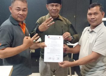 Panglima Dan Sekjen Serdadu Eks Tri Matra resmi Serahkan SK Pengurus Kepada Danwil Banten Di Kantor Pusat Yayasan Di Jakarta