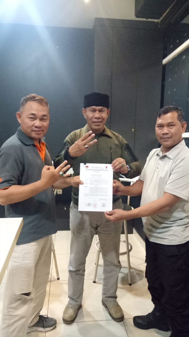 Panglima Dan Sekjen Serdadu Eks Tri Matra resmi Serahkan SK Pengurus Kepada Danwil Banten Di Kantor Pusat Yayasan Di Jakarta