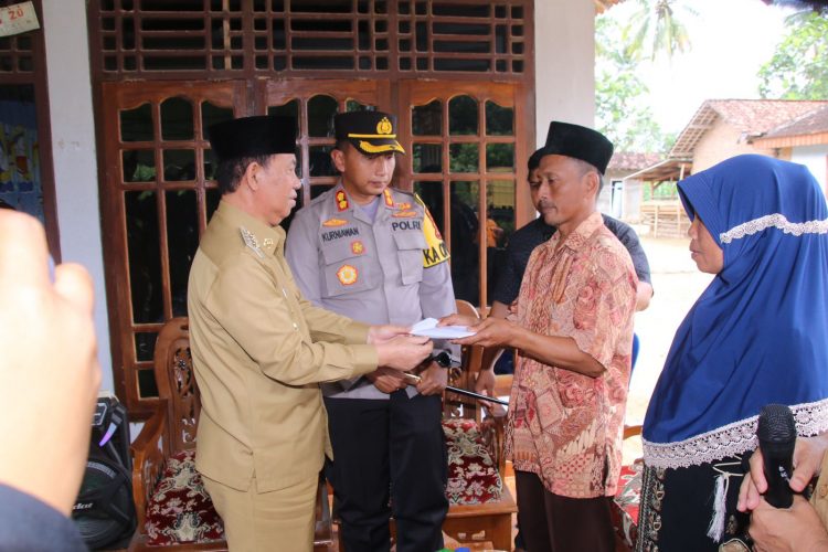 Pemkab Lampung Utara berikan bantuan korban Penembakan Pencuri Kambing