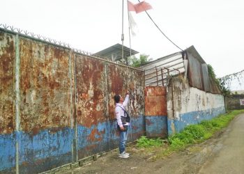 Ditemukan Bendera Merah Putih Masih Terpasang Di Tiang Dalam Keadaan Robek,Lusuh,Dan Kusam, ” Pihak Pabrik Seakan Tutup Mata