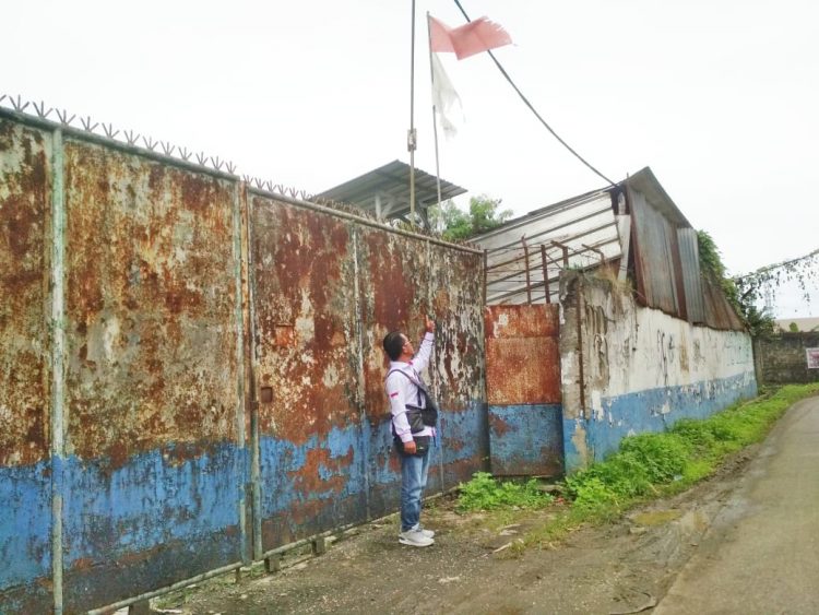 Ditemukan Bendera Merah Putih Masih Terpasang Di Tiang Dalam Keadaan Robek,Lusuh,Dan Kusam, ” Pihak Pabrik Seakan Tutup Mata