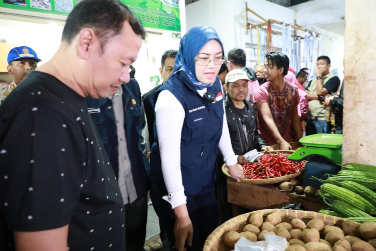 Kawal Pangan Jelang Ramadhan, Ambu Anne Blusukan ke Pasar Leuwipanjang