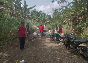Guru SD, SMP dan Pemdes Taraha Kabupaten Nias Barat Laksanakan Gotong – royong