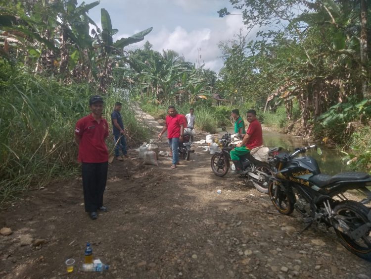 Guru SD, SMP dan Pemdes Taraha Kabupaten Nias Barat Laksanakan Gotong – royong