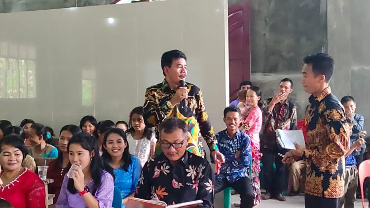 Bupati Nias Barat Ikuti Kebaktian Dan Pesta Pembangunan Di BNKP Sisobaholi