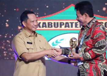 Memiliki Komitmen Terhadap Perlindungan Kesehatan Warganya, Bupati Nias Barat Mendapatkan UHC Award Dari Menko PMK