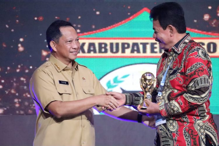 Memiliki Komitmen Terhadap Perlindungan Kesehatan Warganya, Bupati Nias Barat Mendapatkan UHC Award Dari Menko PMK