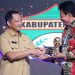 Memiliki Komitmen Terhadap Perlindungan Kesehatan Warganya, Bupati Nias Barat Mendapatkan UHC Award Dari Menko PMK