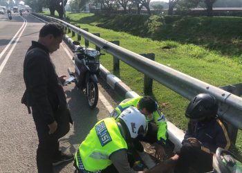 Sigap, Anggota Lantas Polresta Bandara Soetta Bantu Masyarakat yang Butuhkan Pertolongan