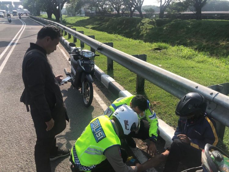 Sigap, Anggota Lantas Polresta Bandara Soetta Bantu Masyarakat yang Butuhkan Pertolongan