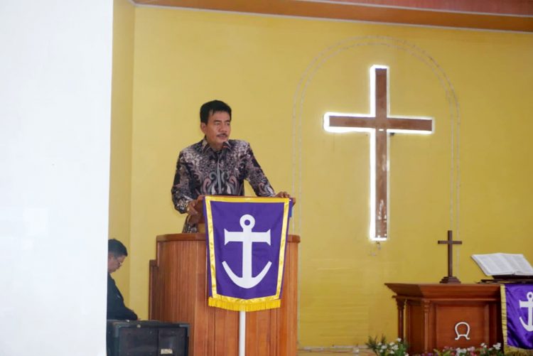 Bupati Nias Barat Hadiri Serah Terima Praeses BNKP Resort 20