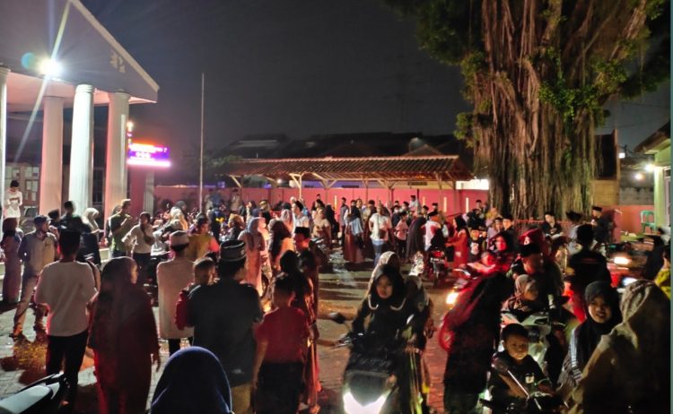 Masyarakat Desa Malang Nengah Menggelar Pawai Obor Serta Bagi-Bagi Doorprize