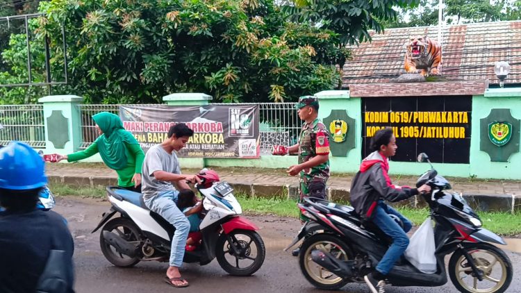 Koramil 1903/Jatiluhur Bagi2 Takjil Gratis Kepada Pengguna Jalan