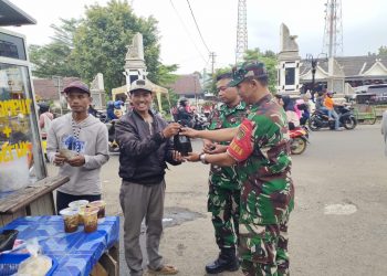 Koramil 1905/Darangdan Bagi2 Takjil Gratis Kepada Pengguna Jalan