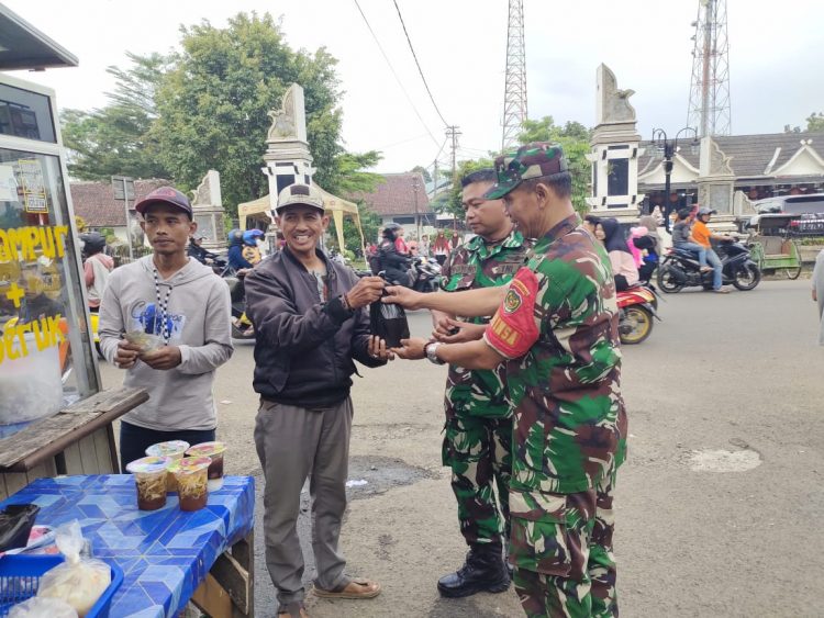 Koramil 1905/Darangdan Bagi2 Takjil Gratis Kepada Pengguna Jalan