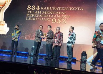 Asisten III Hi. Sofyan, S.P., M.M., Menerima Penghargaan Universal Health Coverage (UHC)