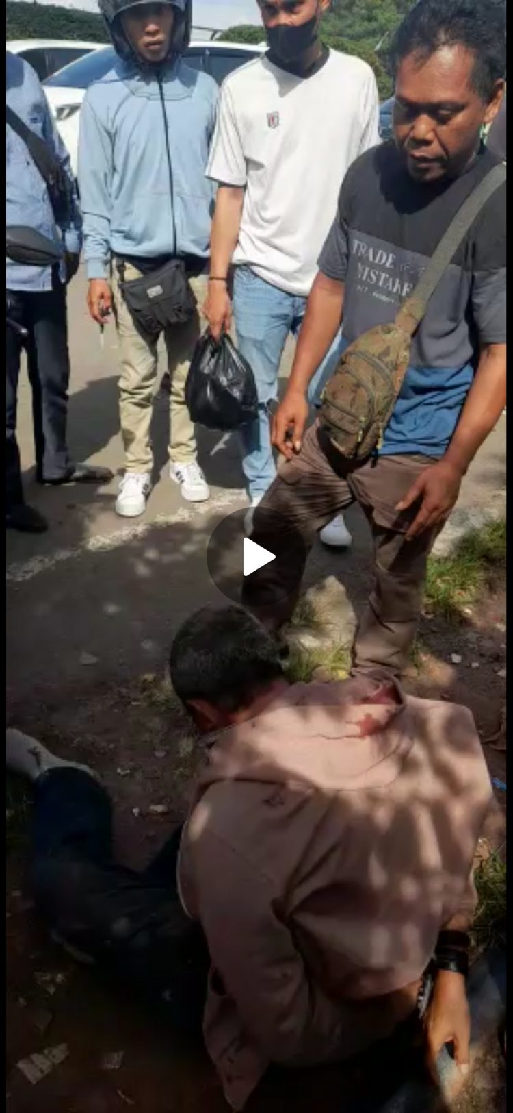 Viral, Beredarnya poto dan Video salah satu Warga Dikeroyok Masa Hinga Babak Belur