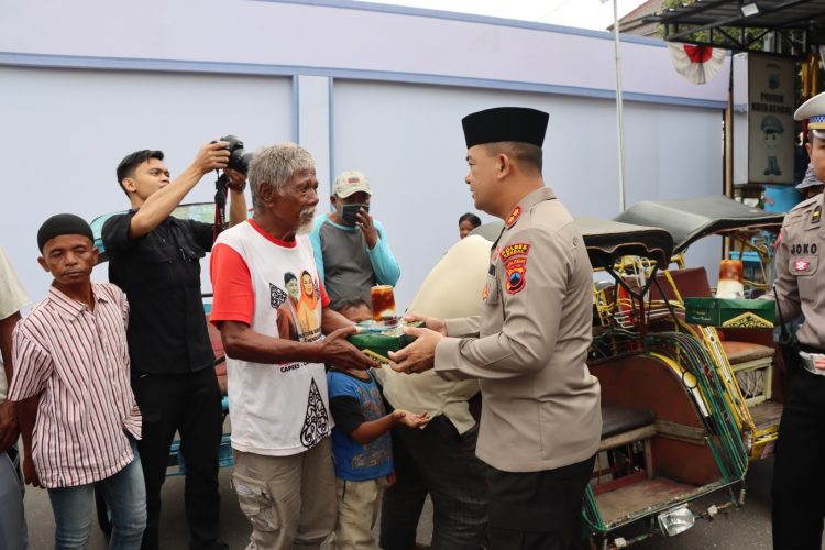 Berbagi Berkah Ramadhan, Polres Kendal Bagikan 500 Nasi Box Kepada Pengguna Jalan