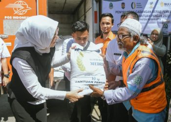 Bantu Hadapi Lebaran, Bupati Purwakarta Salurkan Bantuan Pangan Pemerintah Ke Puluhan Ribu Keluarga