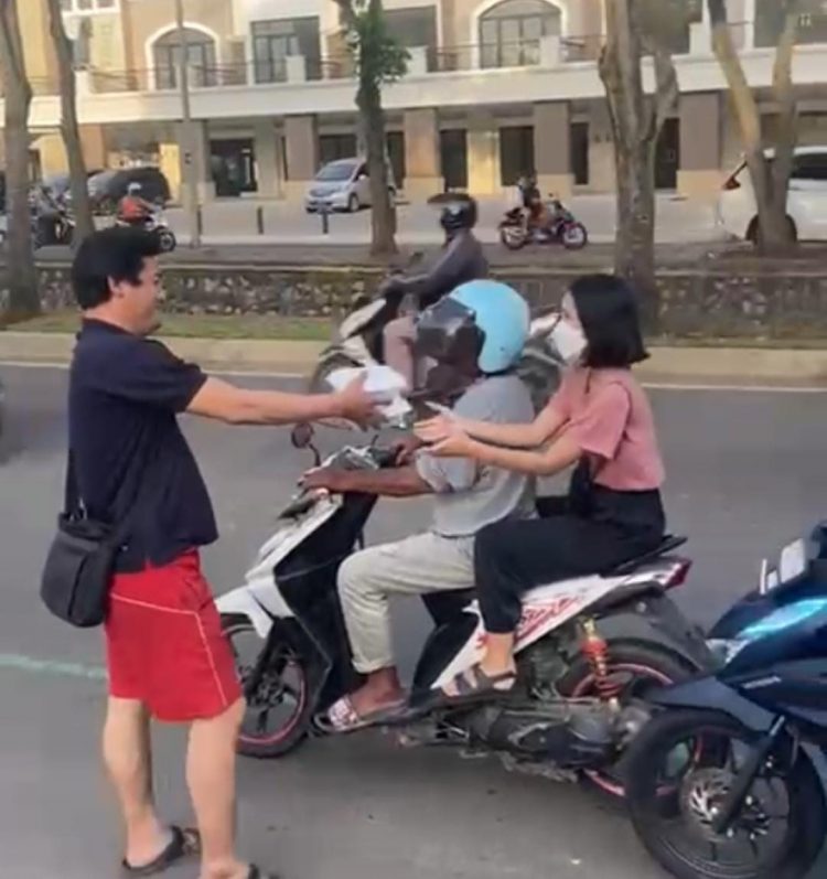 Menjelang Buka Puasa Managerment Trenz Berbagi Takjil