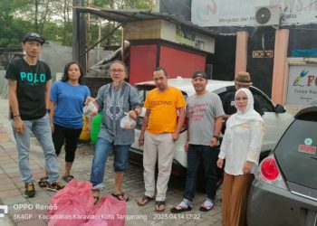 Jelang Buka Puasa, Forwat Bagi-bagi Takjil kepada Pengendara Motor Yang Melintas