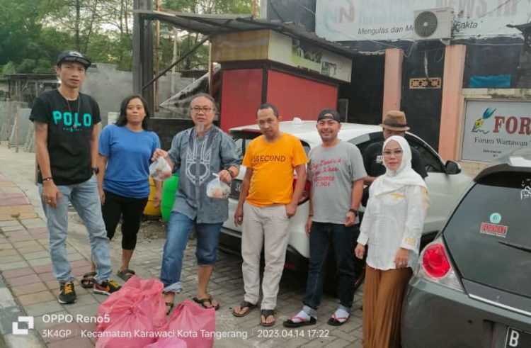 Jelang Buka Puasa, Forwat Bagi-bagi Takjil kepada Pengendara Motor Yang Melintas