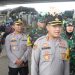 TNI Polri Kompak Bantu Membawa Barang Bawaan Pemudik di Terminal Bayangan Cileunyi