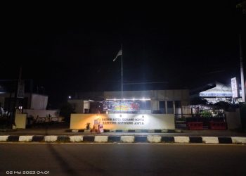 Diduga Tidak Ada Petugas Jaga Piket, Bendera Negara Merah Putih Diwaktu Dini Hari Masih Berkibar di Mako Polsek Cipocok