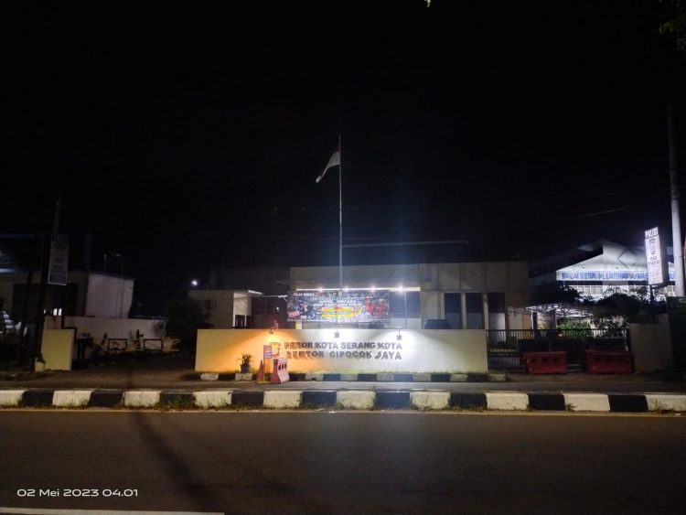 Diduga Tidak Ada Petugas Jaga Piket, Bendera Negara Merah Putih Diwaktu Dini Hari Masih Berkibar di Mako Polsek Cipocok