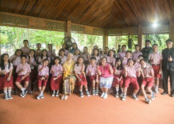 Hardiknas, Bupati Purwakarta Serahkan Bantuan Bus Sekolah dan Motor Operasional Kepsek