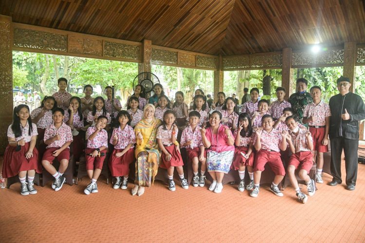 Hardiknas, Bupati Purwakarta Serahkan Bantuan Bus Sekolah dan Motor Operasional Kepsek