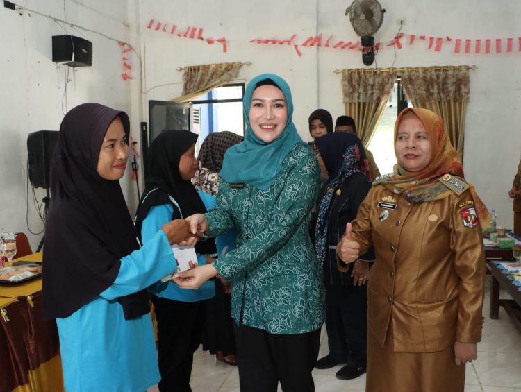 TP- PKK Lampung Utara, Salurkan Bansos PKH Di Balai Desa Maduko