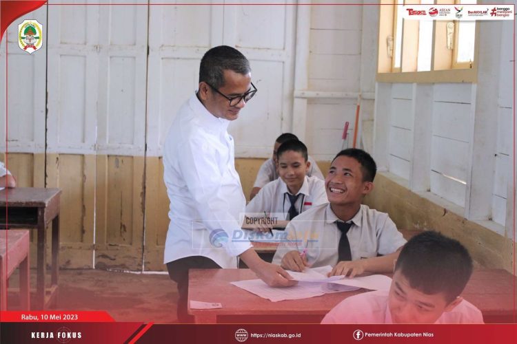 HARI KE III!!! BUPATI NIAS MONITORING SECARA LANGSUNG PELAKSANAAN UJIAN AKHIR SEKOLAH (US)