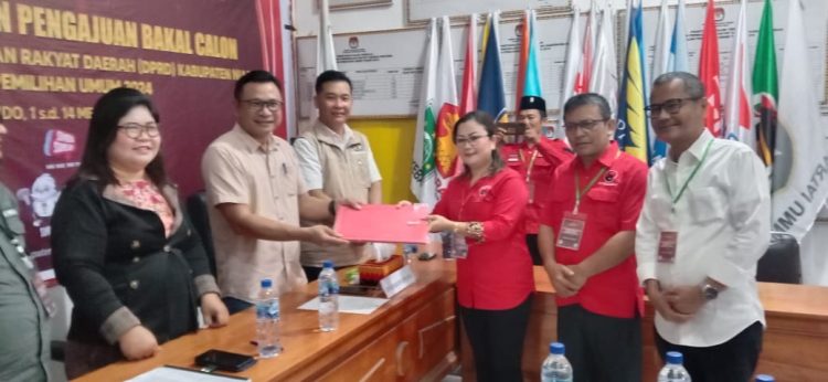 Yang Pertama. PDI Perjuangan Nias Daftarkan Bacaleg di KPU Nias