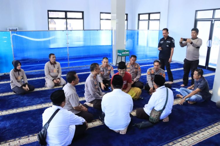 Mengharukan Kisah Seorang Pria berstatus Tahanan menjadi Mualaf