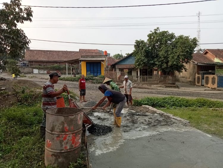 Warga Desa Rengasjajar Kab.Bogor Bersukacita” Menyambut Rampungnya Betonisasi Jalan Diwilayahnya