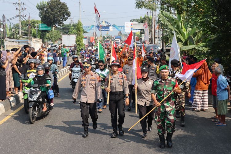 Sampai Wilayah Kendal, 32 Biksu Thudong Berjalan kaki Dikawal TNI-Polri