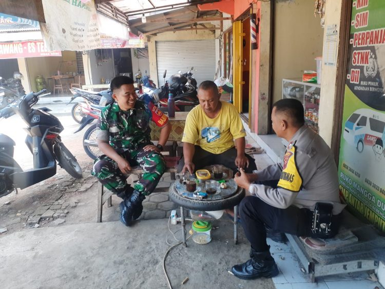 Jaga Situasi Kondusif, Bhabinkamtibmas Polsek Boja Bersama Babinsa Sambang ke Warga