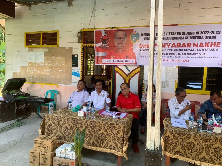 Lakukan Reses di Desa Sisarahili Sogae’adu, Penyabar Nakhe Bagikan Roti Sehat dan Obat Penambah Darah