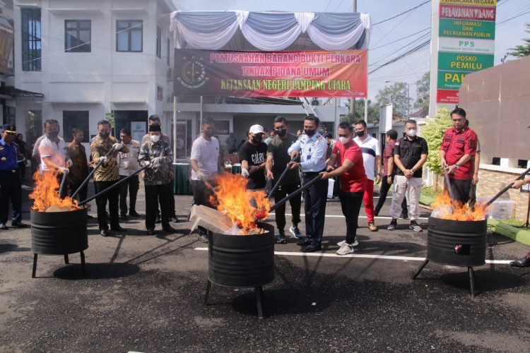 Pemkab dan Kejari Lampung Utara Musnahkan Barang Bukti Tindak Pidana Umum