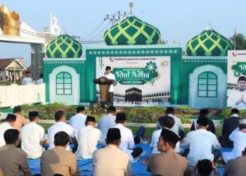 Bupati serta jajaran Forkompimda Melaksanakan Sholat Idul Adha 1444 H, di Halaman Pemda Lampung Utara