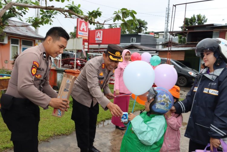 Kejutan Tahun Ajaran Baru, Kapolres bersama Ketua YKB Cabang Nias Sambut Murid TK Kemala Bhayangkari 16 Nias