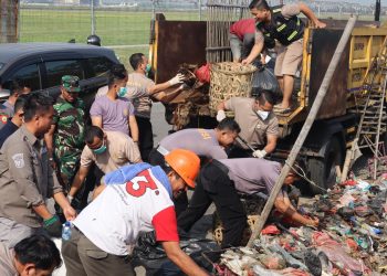 Ciptakan Lingkungan Bersih dan Nyaman, Polresta Bandara Soetta Bersihkan Sampah secara Serentak