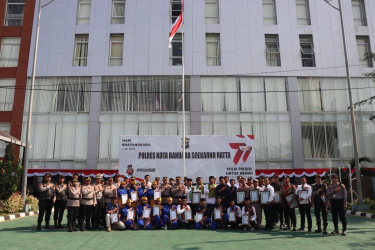 Bantu Masyarakat, Kapolresta Bandara Soetta Berikan Penghargaan ke 32 Personel